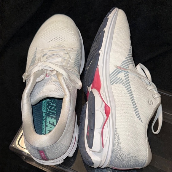 Nike White Athletic Shoes with Breathable Mesh and Sleek Design - Picture 10 of 14